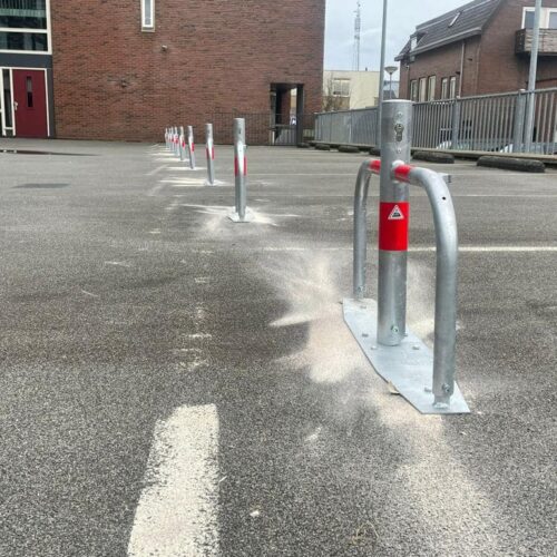 Parkeerbeugel model Easy 10 Volbad verzinkte neerklapbare parkeerbeugel met cilinderslot. Duurzaam en scherp geprijsd.